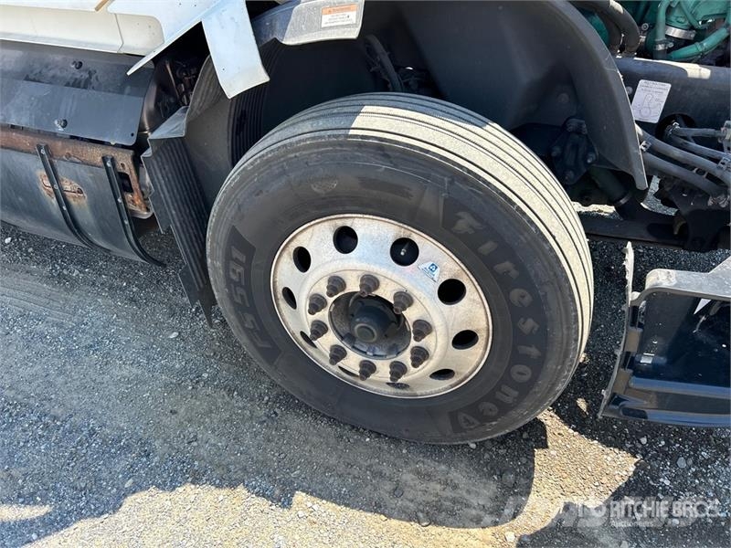 Volvo VNL860 Trekkers