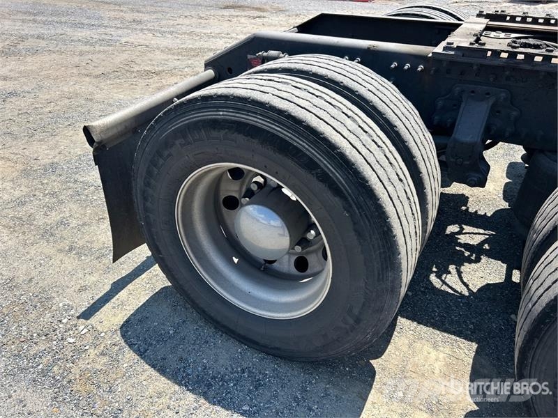 Volvo VNL860 Trekkers