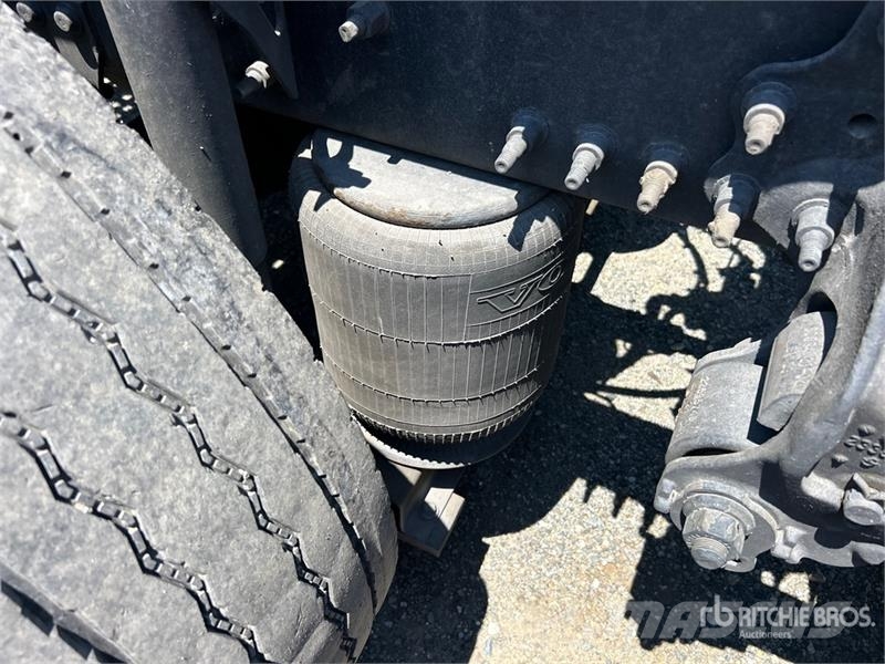 Volvo VNL860 Trekkers