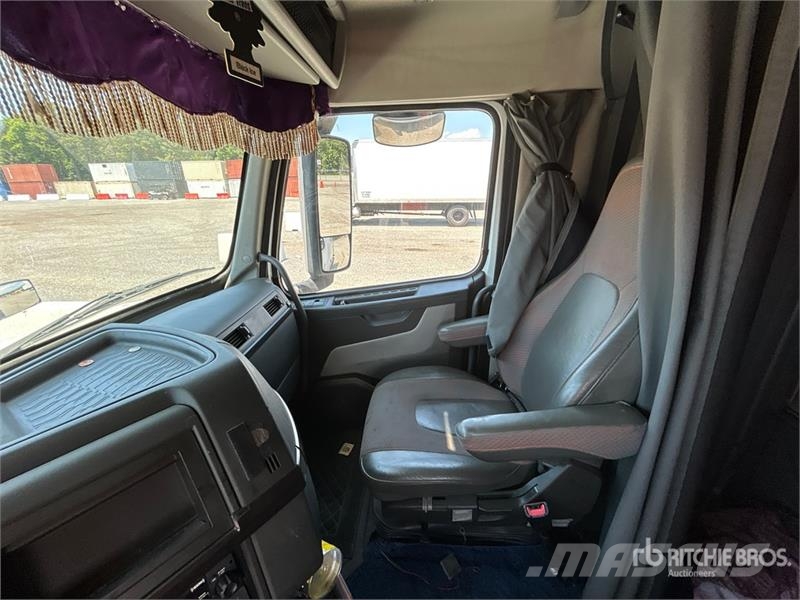 Volvo VNL860 Trekkers
