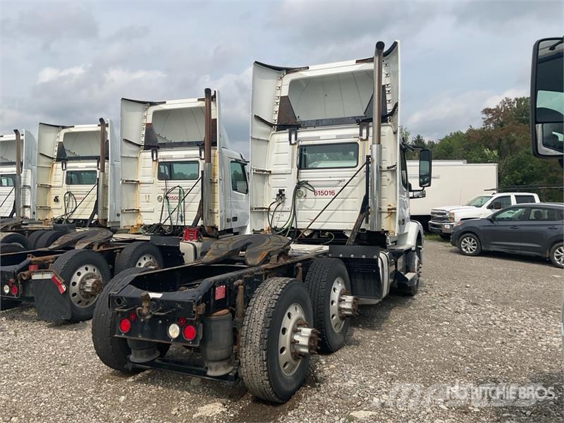 Volvo VNM200 6x4 T/A Day Cab Truck Tractor (Inoperable) Седельные тягачи