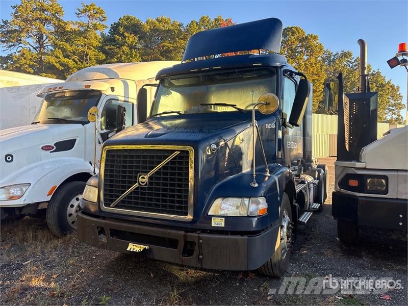 Volvo VNM200 6x4 T/A Day Cab Truck Tractor Tracteur routier