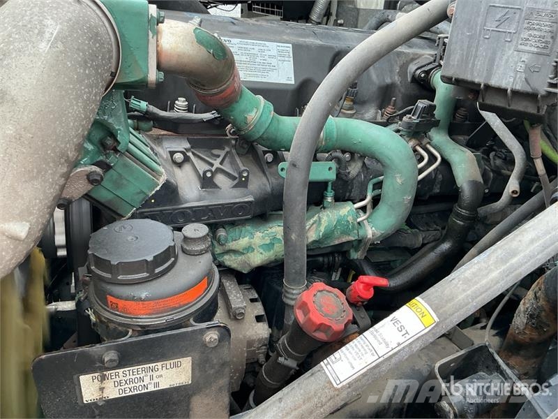 Volvo VNM200 6x4 T/A Day Cab Truck Tractor Седельные тягачи