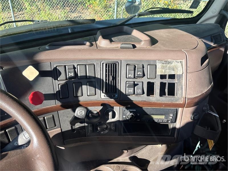 Volvo VNM200 6x4 T/A Day Cab Truck Tractor Traktorske jedinice