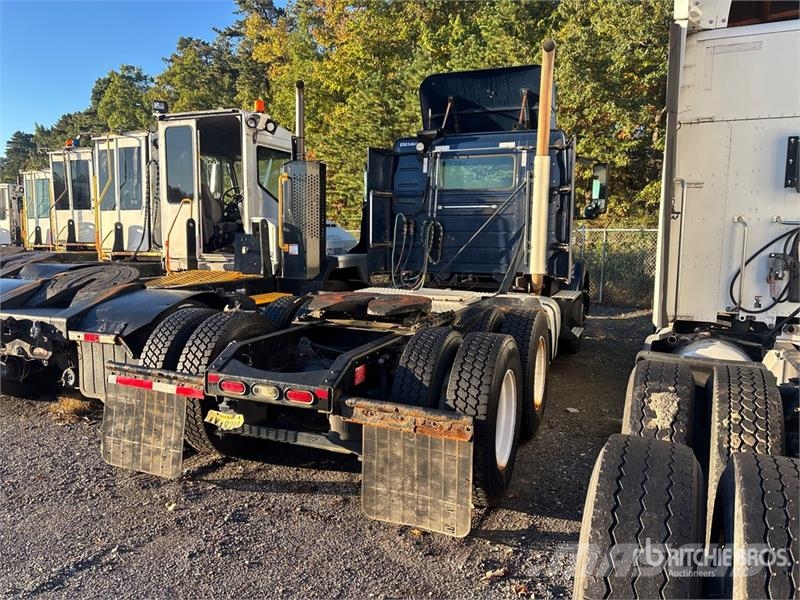 Volvo VNM200 6x4 T/A Day Cab Truck Tractor Tracteur routier