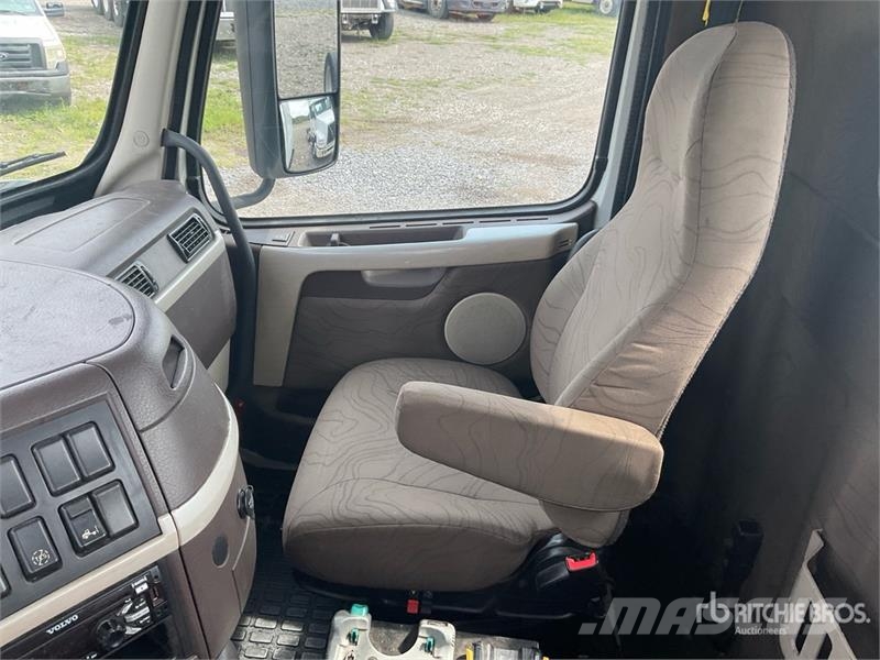 Volvo VNM200 6x4 T/A Day Cab Truck Tractor (Inoperable) Седельные тягачи