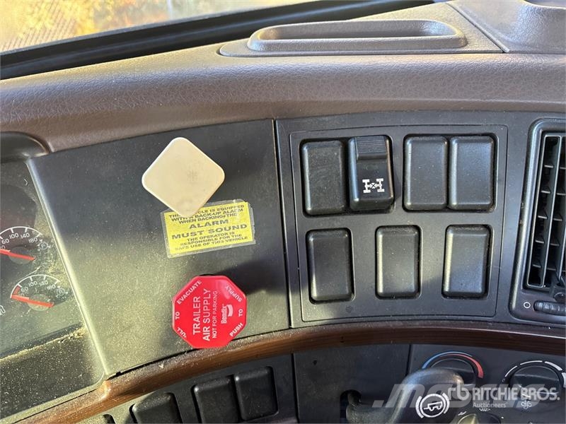 Volvo VNM200 6x4 T/A Day Cab Truck Tractor Tracteur routier