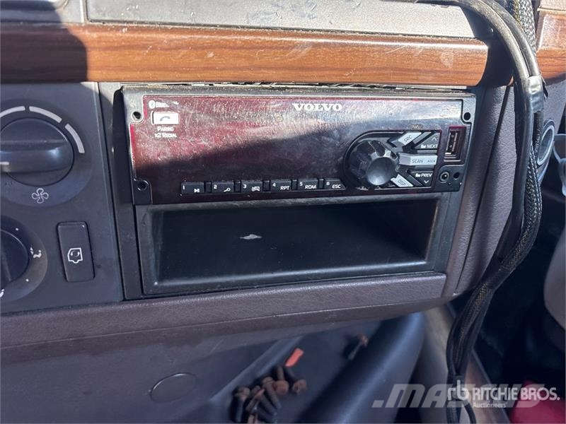 Volvo VNM200 6x4 T/A Day Cab Truck Tractor 牵引车
