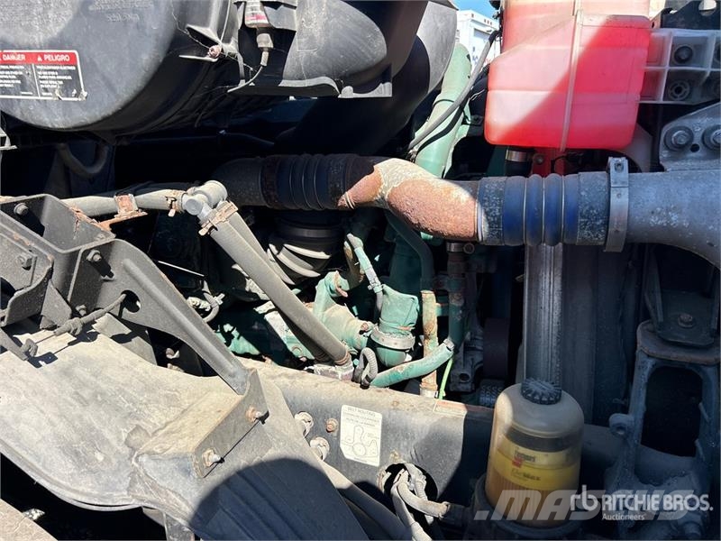 Volvo VNM200 6x4 T/A Day Cab Truck Tractor (Inoperable) Traktorske jedinice