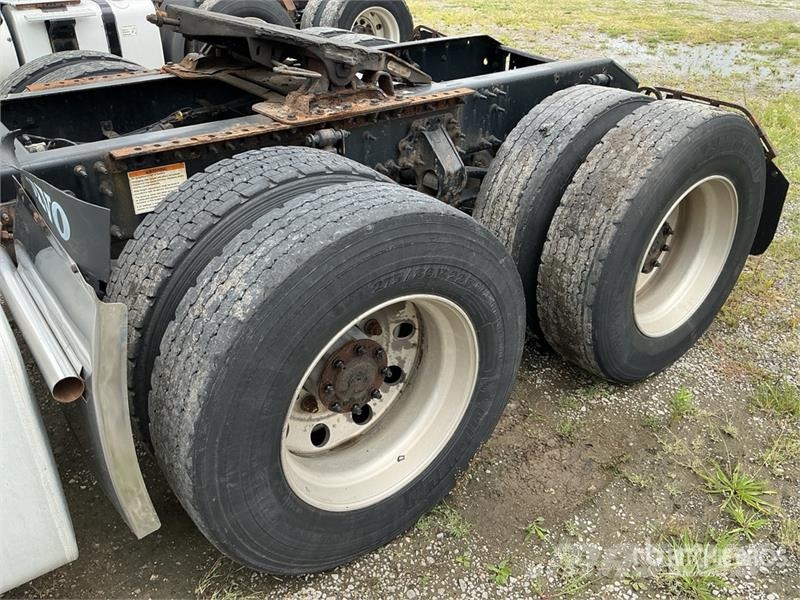 Volvo VNM200 6x4 T/A Day Cab Truck Tractor Седельные тягачи
