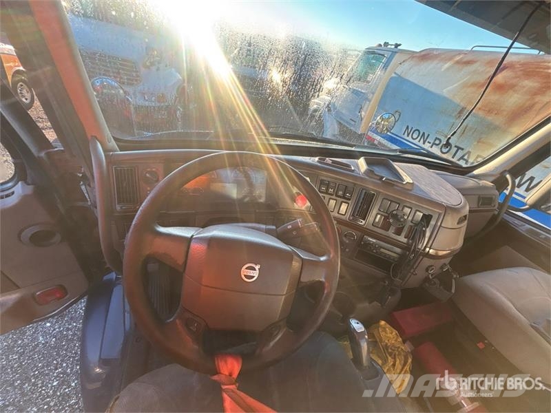 Volvo VNM200 6x4 T/A Day Cab Truck Tractor Traktorske jedinice