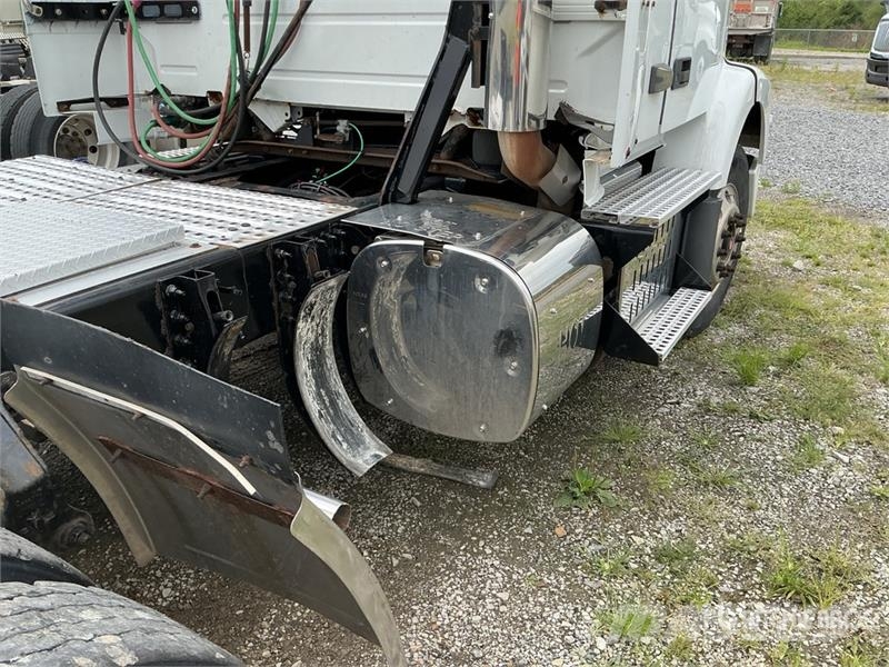 Volvo VNM200 6x4 T/A Day Cab Truck Tractor Седельные тягачи