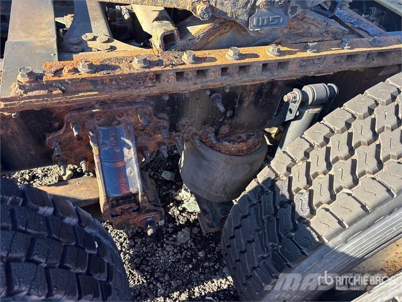 Volvo VNM200 6x4 T/A Day Cab Truck Tractor 牵引车