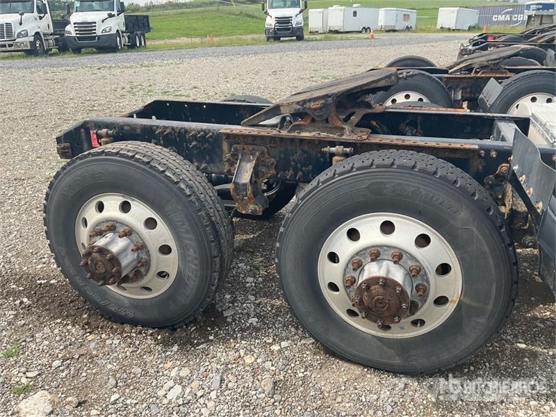 Volvo VNM200 6x4 T/A Day Cab Truck Tractor (Inoperable) Седельные тягачи