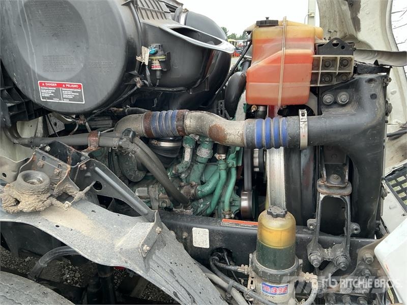 Volvo VNM200 6x4 T/A Day Cab Truck Tractor Седельные тягачи