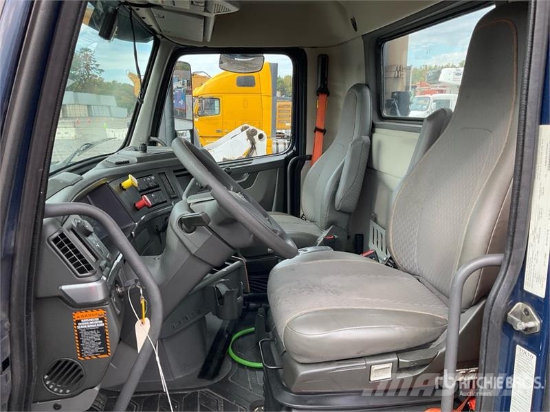 Volvo VNM200 6x4 T/A Day Cab Truck Tractor Tracteur routier