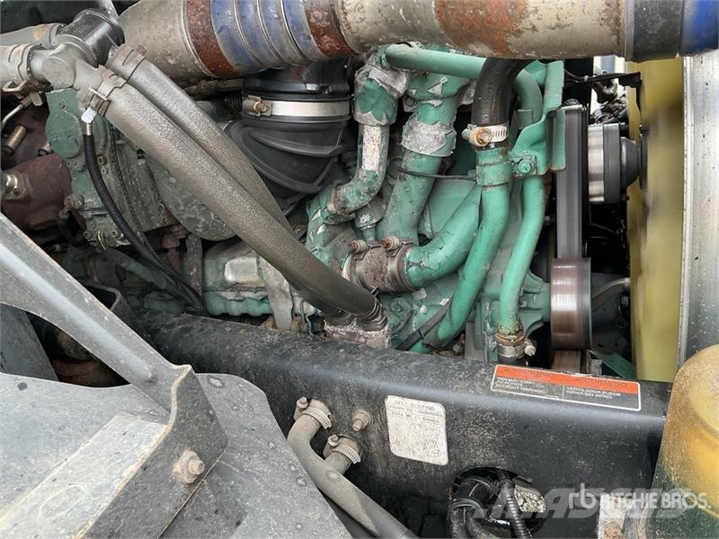 Volvo VNM200 6x4 T/A Day Cab Truck Tractor Седельные тягачи