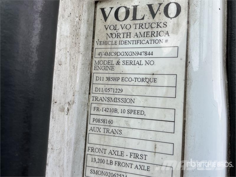 Volvo VNM200 6x4 T/A Day Cab Truck Tractor Седельные тягачи