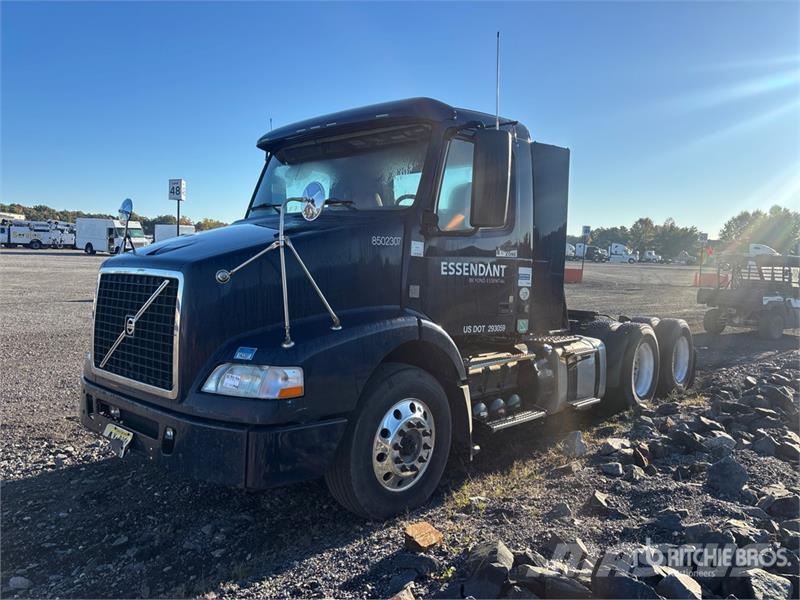 Volvo VNM200 6x4 T/A Day Cab Truck Tractor 牵引车