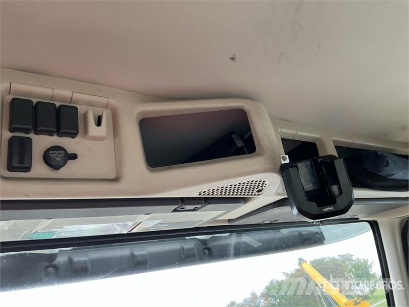 Volvo VNM200 6x4 T/A Day Cab Truck Tractor Седельные тягачи