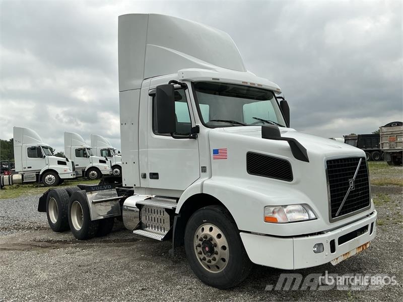 Volvo VNM200 6x4 T/A Day Cab Truck Tractor Седельные тягачи