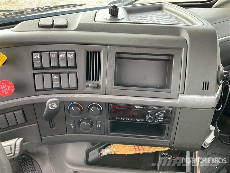 Volvo VNM200 6x4 T/A Day Cab Truck Tractor Tracteur routier