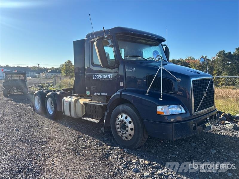 Volvo VNM200 6x4 T/A Day Cab Truck Tractor 牵引车
