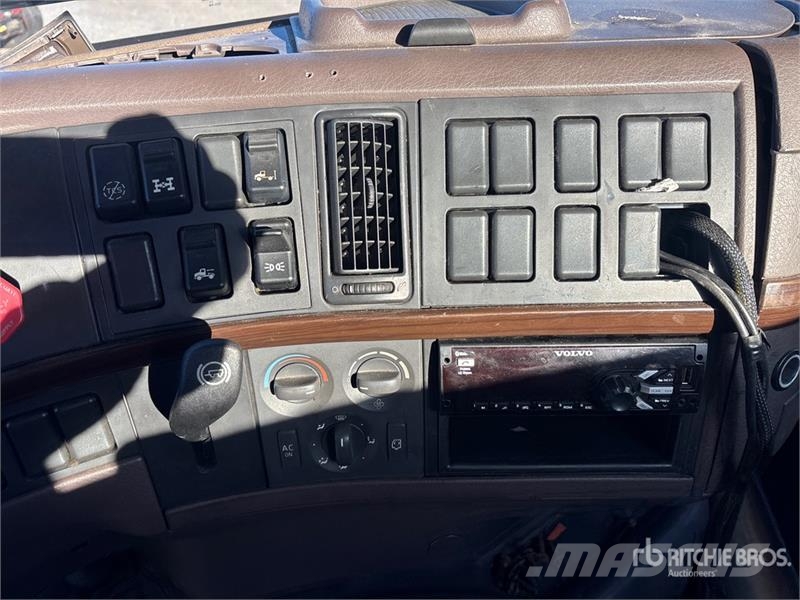 Volvo VNM200 6x4 T/A Day Cab Truck Tractor 牵引车