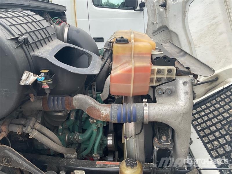 Volvo VNM200 6x4 T/A Day Cab Truck Tractor (Inoperable) Седельные тягачи