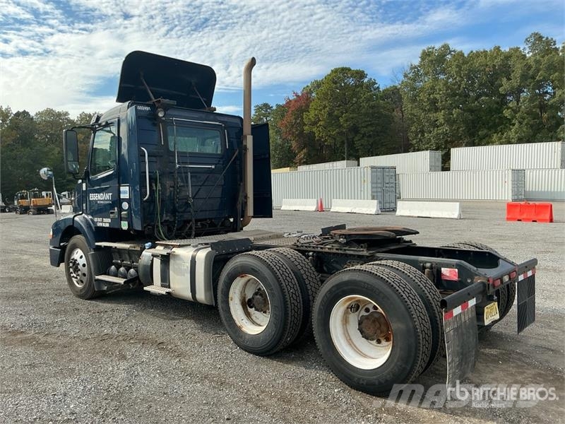 Volvo VNM200 6x4 T/A Day Cab Truck Tractor Tracteur routier