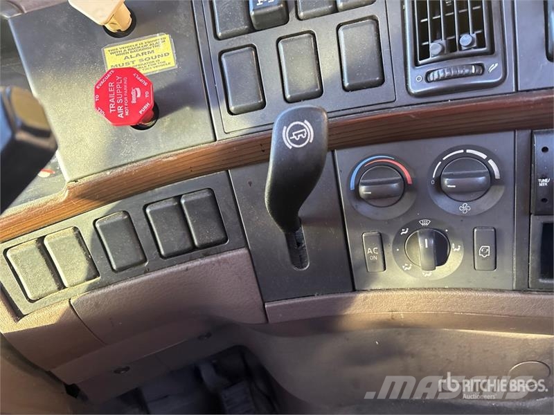Volvo VNM200 6x4 T/A Day Cab Truck Tractor Tracteur routier