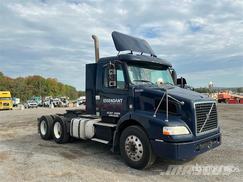 Volvo VNM200 6x4 T/A Day Cab Truck Tractor Tracteur routier