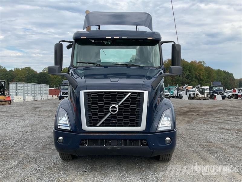 Volvo VNM200 6x4 T/A Day Cab Truck Tractor Tracteur routier