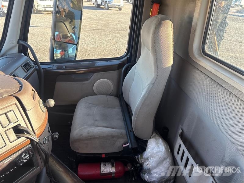 Volvo VNM200 6x4 T/A Day Cab Truck Tractor 牵引车