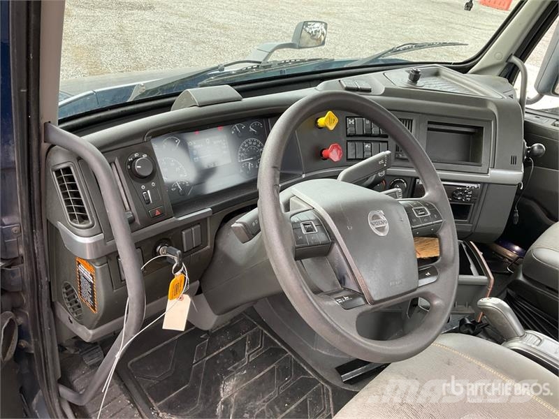 Volvo VNM200 6x4 T/A Day Cab Truck Tractor Tracteur routier