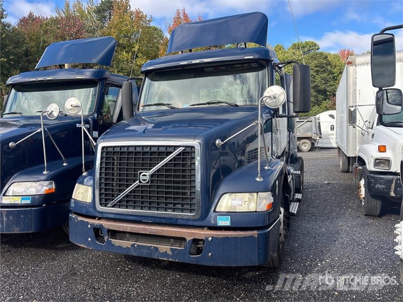 Volvo VNM200 6x4 T/A Day Cab Truck Tractor (Inoperable) Traktorske jedinice