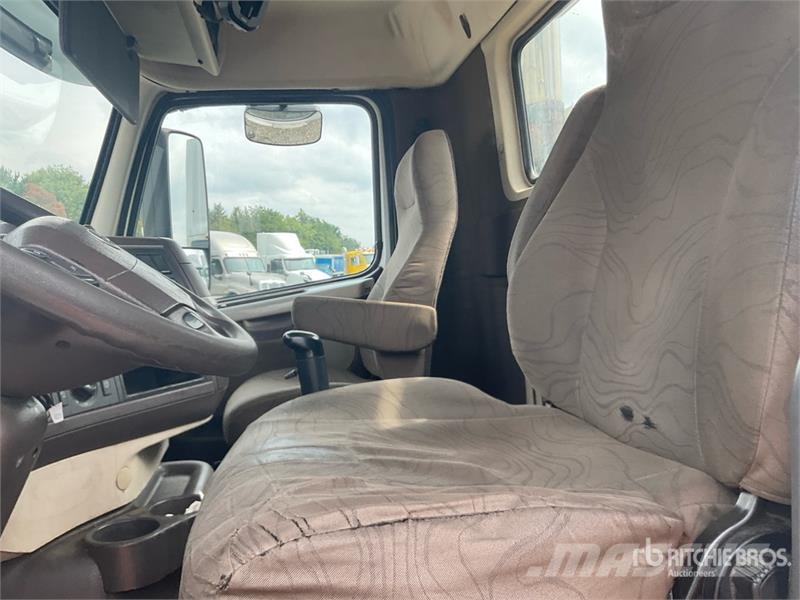 Volvo VNM200 6x4 T/A Day Cab Truck Tractor (Inoperable) Седельные тягачи