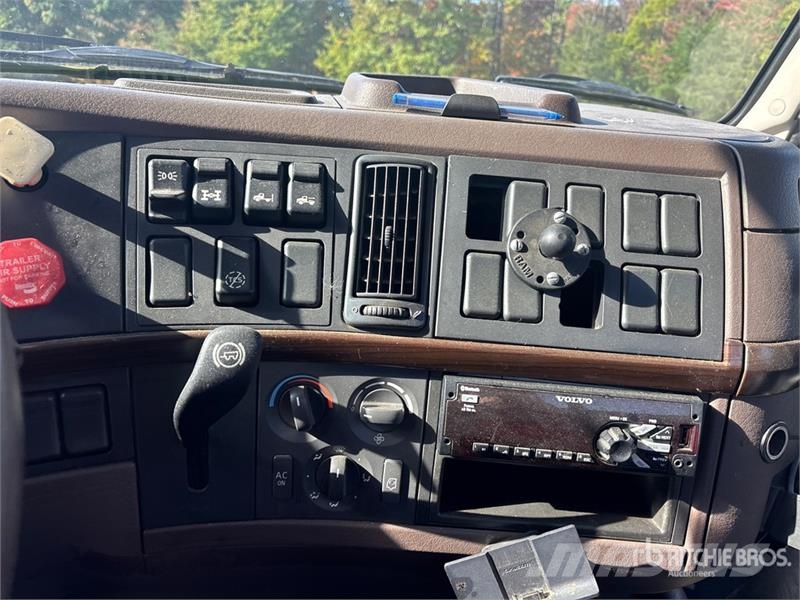 Volvo VNM200 6x4 T/A Day Cab Truck Tractor (Inoperable) Traktorske jedinice