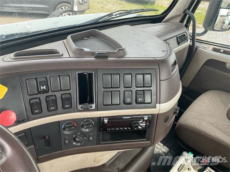 Volvo VNM200 6x4 T/A Day Cab Truck Tractor (Inoperable) Седельные тягачи