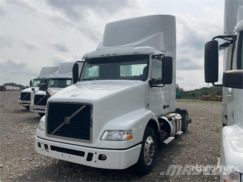 Volvo VNM200 6x4 T/A Day Cab Truck Tractor (Inoperable) Седельные тягачи