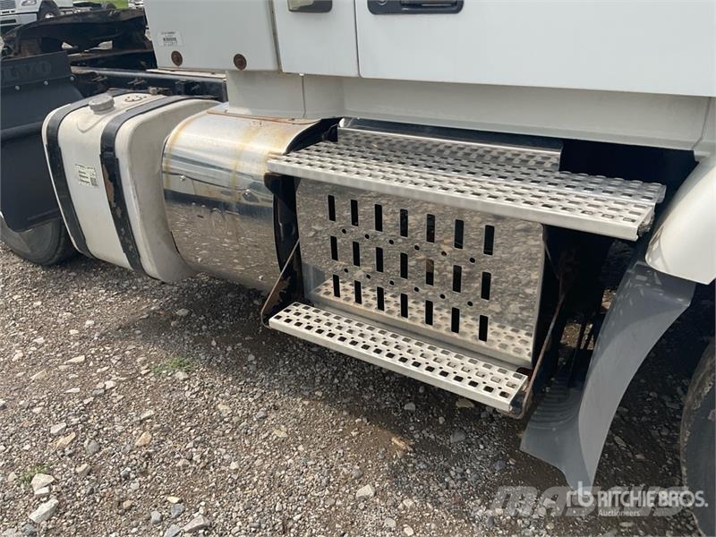 Volvo VNM200 6x4 T/A Day Cab Truck Tractor (Inoperable) Седельные тягачи