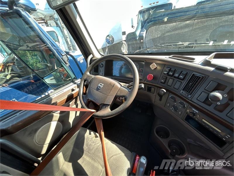 Volvo VNM200 6x4 T/A Day Cab Truck Tractor (Inoperable) Traktorske jedinice