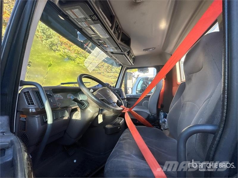 Volvo VNM200 6x4 T/A Day Cab Truck Tractor Tracteur routier