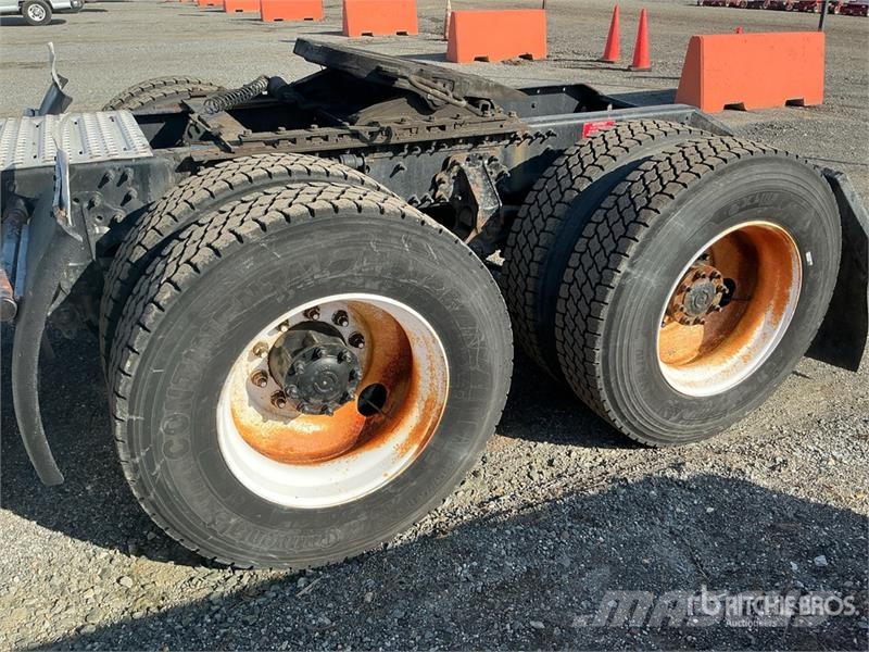 Volvo VNM200 6x4 T/A Day Cab Truck Tractor Traktorske jedinice