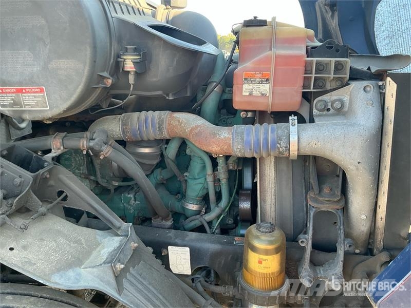 Volvo VNM200 6x4 T/A Day Cab Truck Tractor Traktorske jedinice