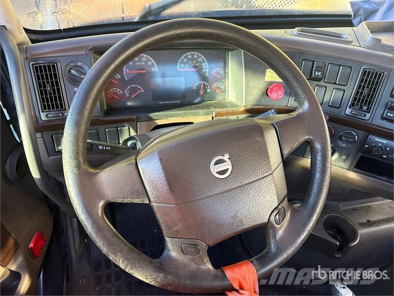 Volvo VNM200 6x4 T/A Day Cab Truck Tractor Tracteur routier
