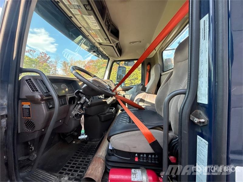 Volvo VNM200 6x4 T/A Day Cab Truck Tractor (Inoperable) Traktorske jedinice