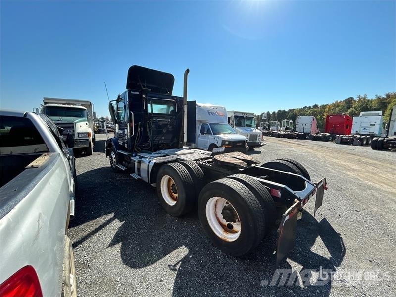 Volvo VNM200 6x4 T/A Day Cab Truck Tractor (Inoperable) Traktorske jedinice