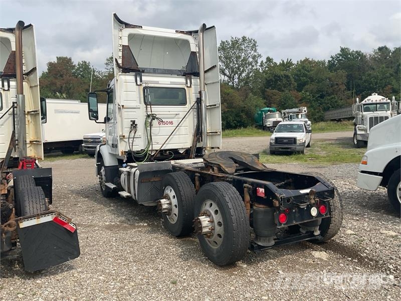 Volvo VNM200 6x4 T/A Day Cab Truck Tractor (Inoperable) Седельные тягачи