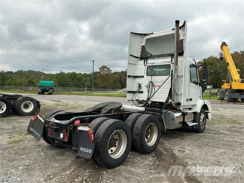 Volvo VNM200 6x4 T/A Day Cab Truck Tractor Седельные тягачи